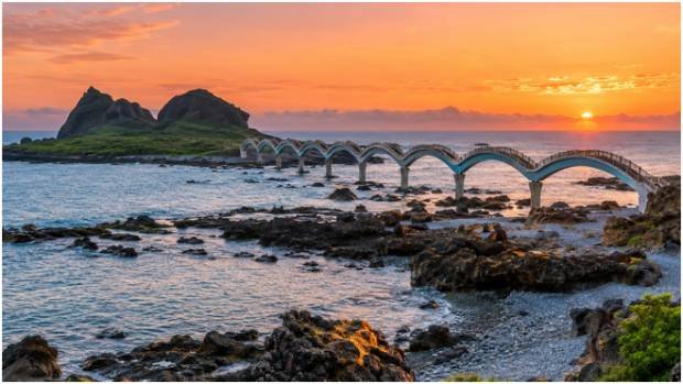 Sanxiantai: Dragon Bridges and Sunrise Views